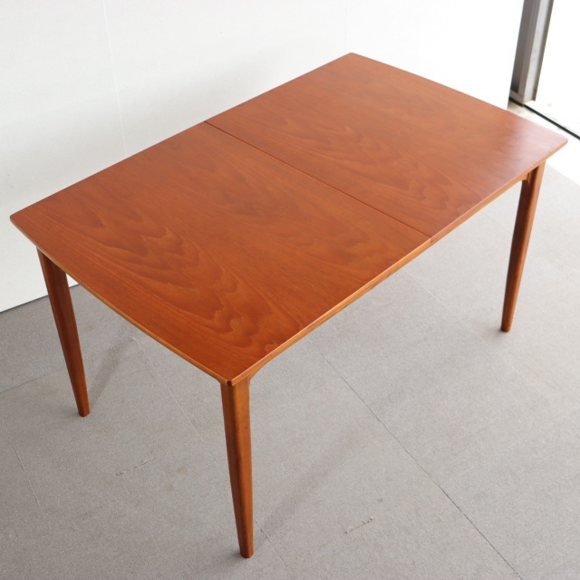 英国ヴィンテージのダイニングテーブル