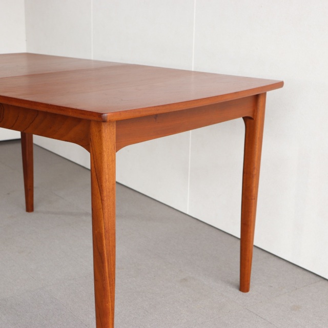 英国ヴィンテージのダイニングテーブル