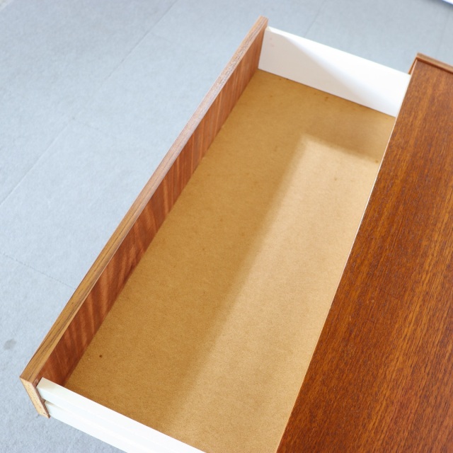 デンマーク製脚つき4段チェスト。深みのある色調が魅力のチーク材北欧ヴィンテージ。静かに佇む上質な存在感。
