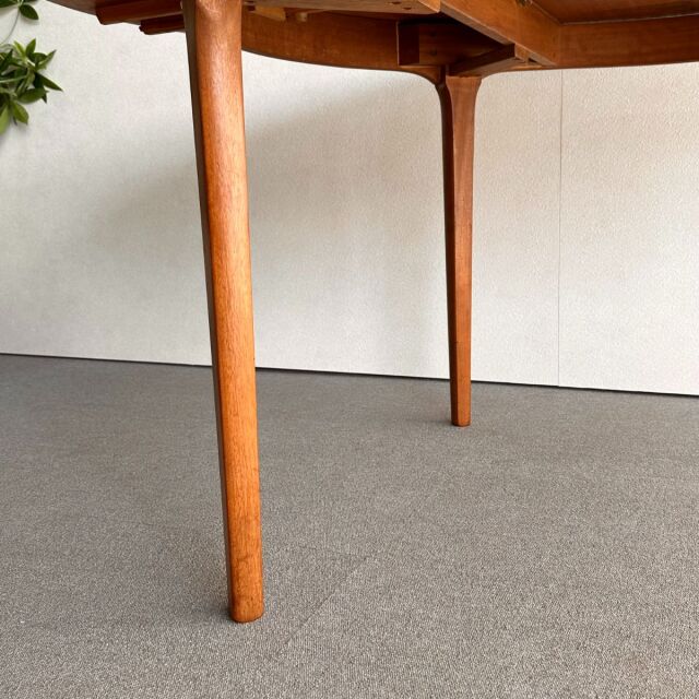 ネイサンの丸型ダイニングテーブル