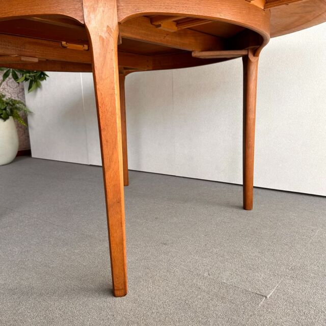 ネイサンの丸型ダイニングテーブル