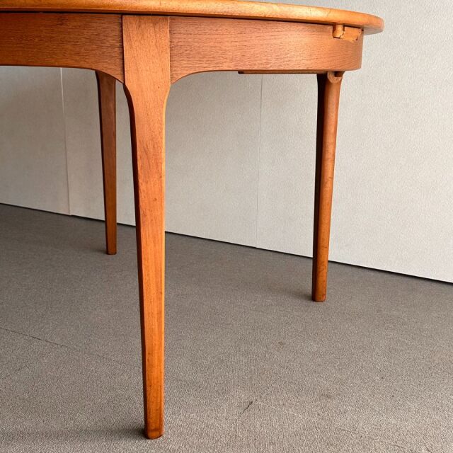 ネイサンの丸型ダイニングテーブル