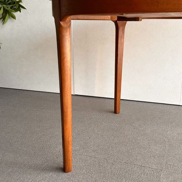 ネイサンの丸型ダイニングテーブル