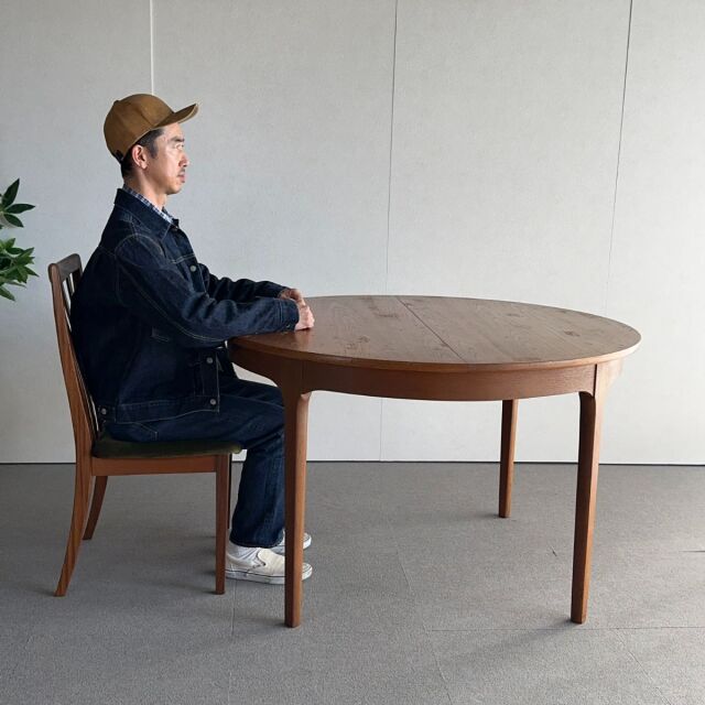 ネイサンの丸型ダイニングテーブル