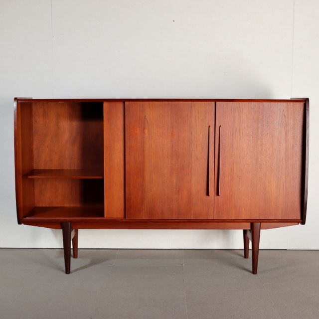 デンマーク製ハイサイドボード。木の温もりが感じられるチーク材北欧ヴィンテージ。自然な美しさ。