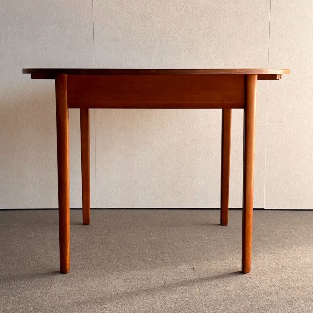 ラウンドダイニングテーブル | 英国ヴィンテージ家具 | 106センチ
