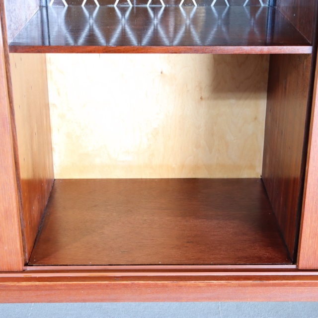 デンマーク製ハイサイドボード。木の温もりが感じられるチーク材北欧ヴィンテージ。自然な美しさ。