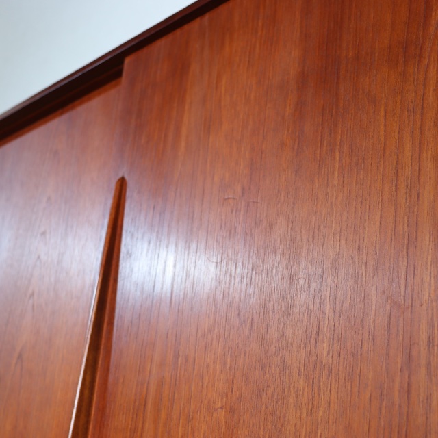 デンマーク製ハイサイドボード。木の温もりが感じられるチーク材北欧ヴィンテージ。自然な美しさ。