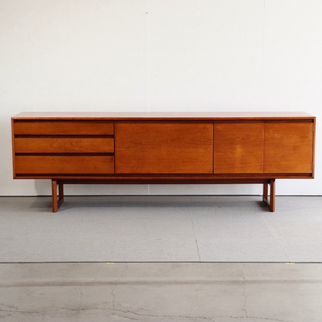 ホワイトアンドニュートンWhite&Newtoneのサイドボード