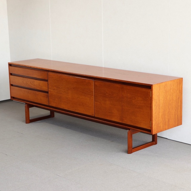 ホワイトアンドニュートンWhite&Newtoneのサイドボード