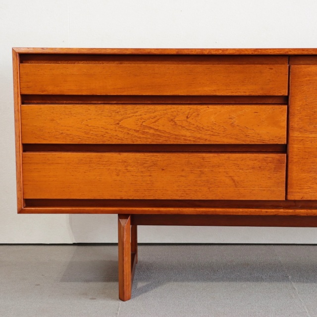 ホワイトアンドニュートンWhite&Newtoneのサイドボード