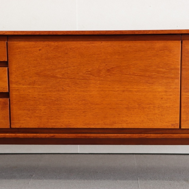 ホワイトアンドニュートンWhite&Newtoneのサイドボード