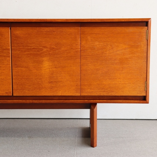 ホワイトアンドニュートンWhite&Newtoneのサイドボード