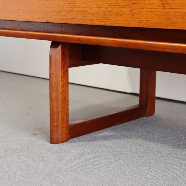 ホワイトアンドニュートンWhite&Newtoneのサイドボード