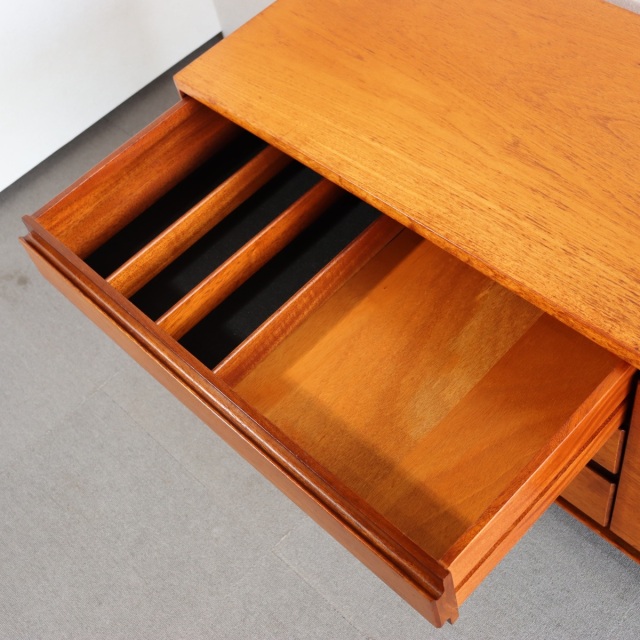 ホワイトアンドニュートンWhite&Newtoneのサイドボード