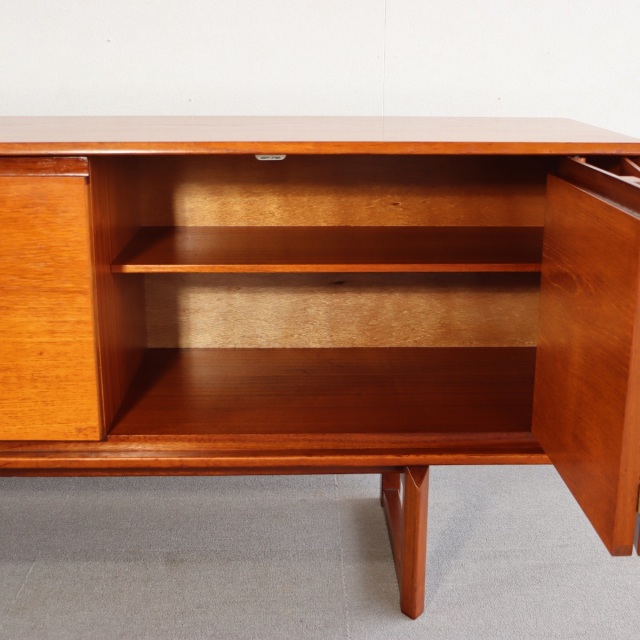 ホワイトアンドニュートンWhite&Newtoneのサイドボード