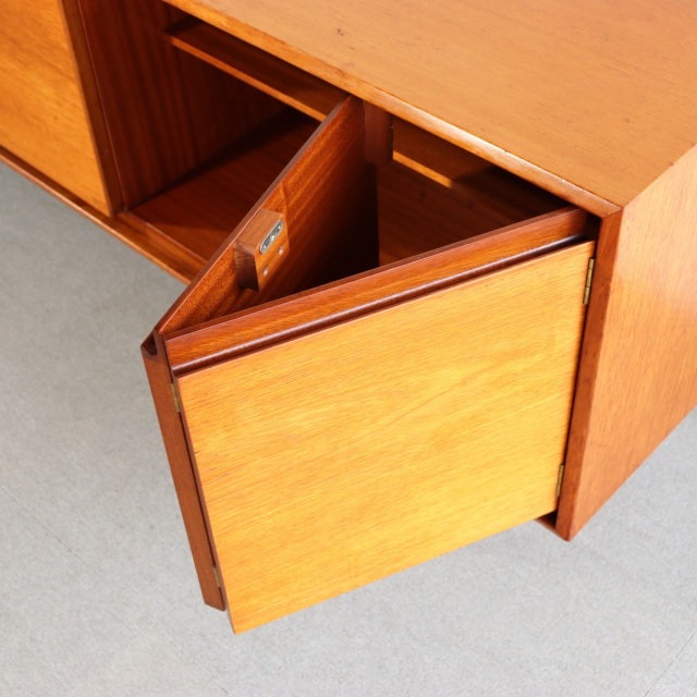 ホワイトアンドニュートンWhite&Newtoneのサイドボード