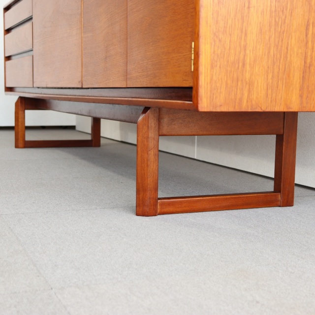 ホワイトアンドニュートンWhite&Newtoneのサイドボード