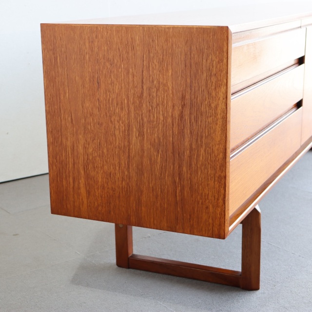 ホワイトアンドニュートンWhite&Newtoneのサイドボード