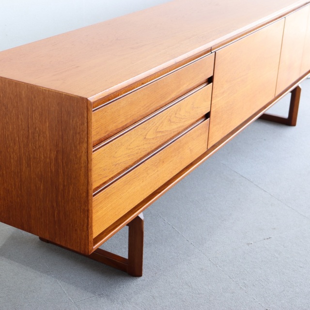 ホワイトアンドニュートンWhite&Newtoneのサイドボード