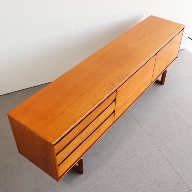 ホワイトアンドニュートンWhite&Newtoneのサイドボード