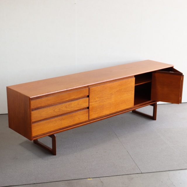 ホワイトアンドニュートンWhite&Newtoneのサイドボード