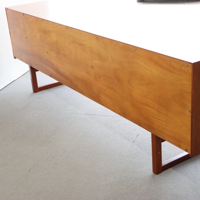 ホワイトアンドニュートンWhite&Newtoneのサイドボード