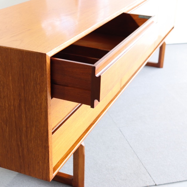 ホワイトアンドニュートンWhite&Newtoneのサイドボード