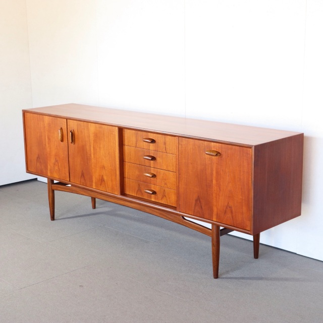 ジープランG-PLANのブラジリアシリーズのサイドボード。深みのあるチーク材の北欧ヴィンテージ。静かな存在感を放つ美しい佇まい。