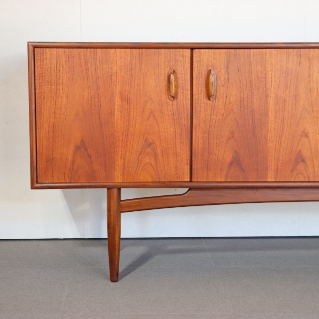 ジープランG-PLANのブラジリアシリーズのサイドボード。深みのあるチーク材の北欧ヴィンテージ。静かな存在感を放つ美しい佇まい。