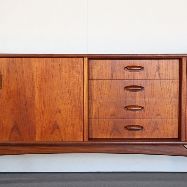 ジープランG-PLANのブラジリアシリーズのサイドボード。深みのあるチーク材の北欧ヴィンテージ。静かな存在感を放つ美しい佇まい。