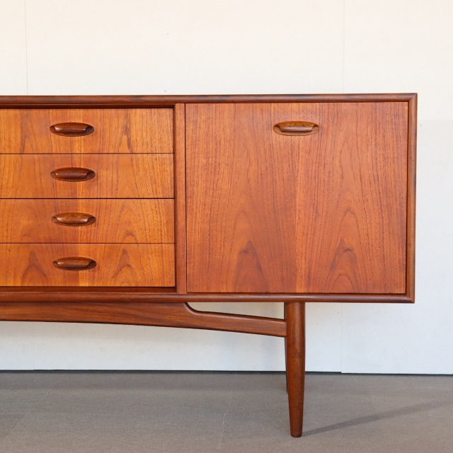 ジープランG-PLANのブラジリアシリーズのサイドボード。深みのあるチーク材の北欧ヴィンテージ。静かな存在感を放つ美しい佇まい。