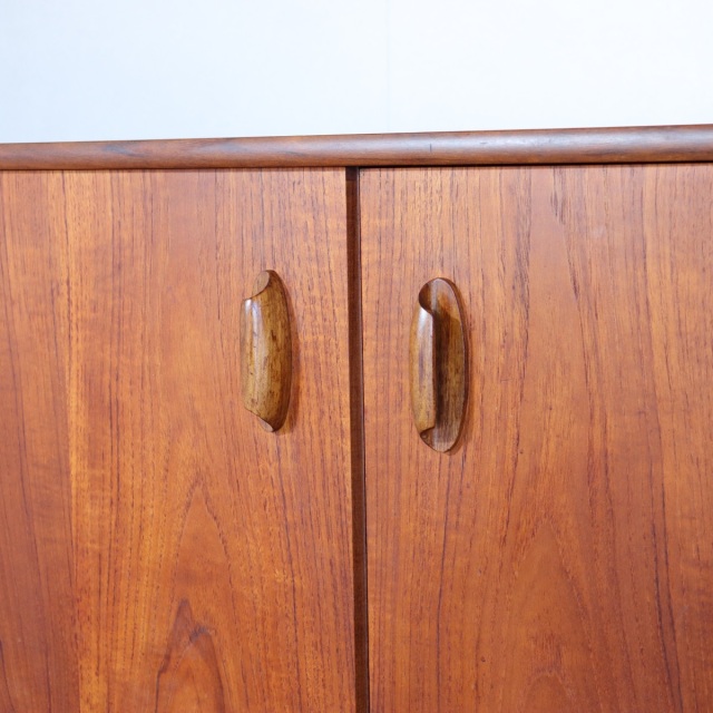 ジープランG-PLANのブラジリアシリーズのサイドボード。深みのあるチーク材の北欧ヴィンテージ。静かな存在感を放つ美しい佇まい。