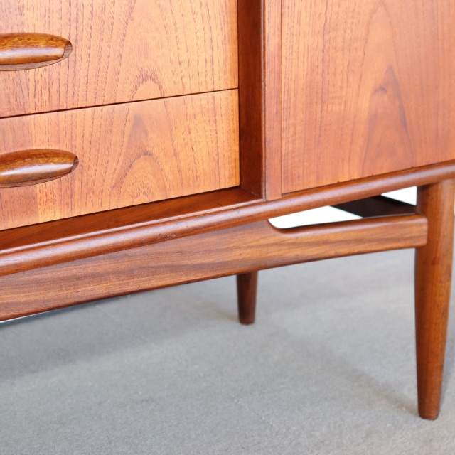 ジープランG-PLANのブラジリアシリーズのサイドボード。深みのあるチーク材の北欧ヴィンテージ。静かな存在感を放つ美しい佇まい。