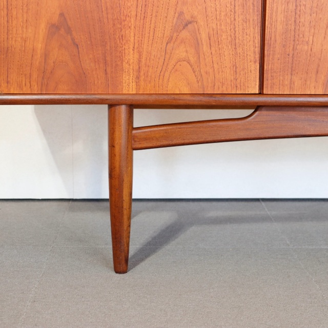 ジープランG-PLANのブラジリアシリーズのサイドボード。深みのあるチーク材の北欧ヴィンテージ。静かな存在感を放つ美しい佇まい。