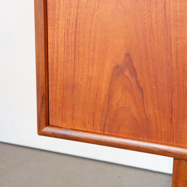 ジープランG-PLANのブラジリアシリーズのサイドボード。深みのあるチーク材の北欧ヴィンテージ。静かな存在感を放つ美しい佇まい。