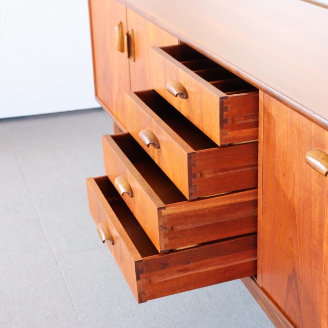 ジープランG-PLANのブラジリアシリーズのサイドボード。深みのあるチーク材の北欧ヴィンテージ。静かな存在感を放つ美しい佇まい。