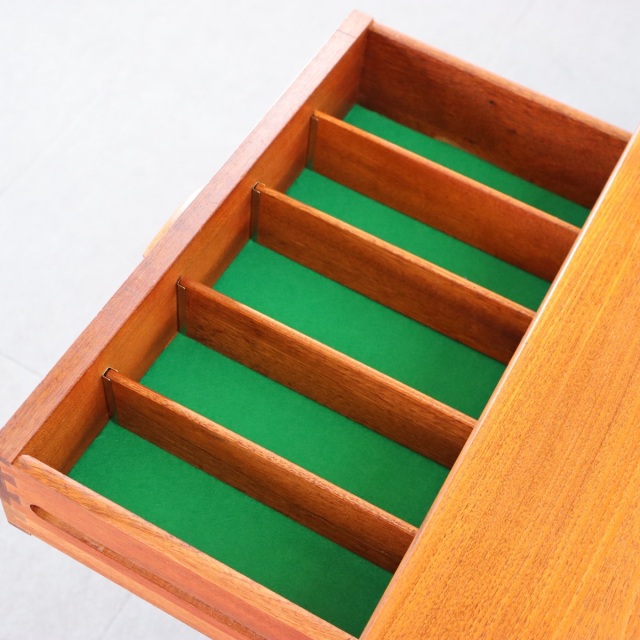 ジープランG-PLANのブラジリアシリーズのサイドボード。深みのあるチーク材の北欧ヴィンテージ。静かな存在感を放つ美しい佇まい。