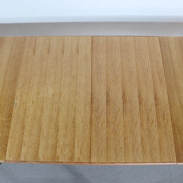 デンマーク製ダイニングテーブル。