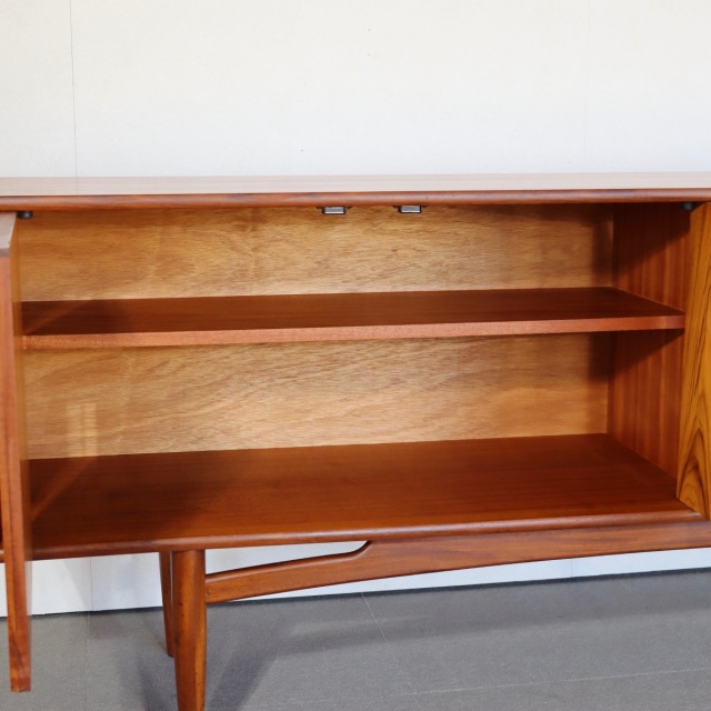 ジープランG-PLANのブラジリアシリーズのサイドボード。深みのあるチーク材の北欧ヴィンテージ。静かな存在感を放つ美しい佇まい。