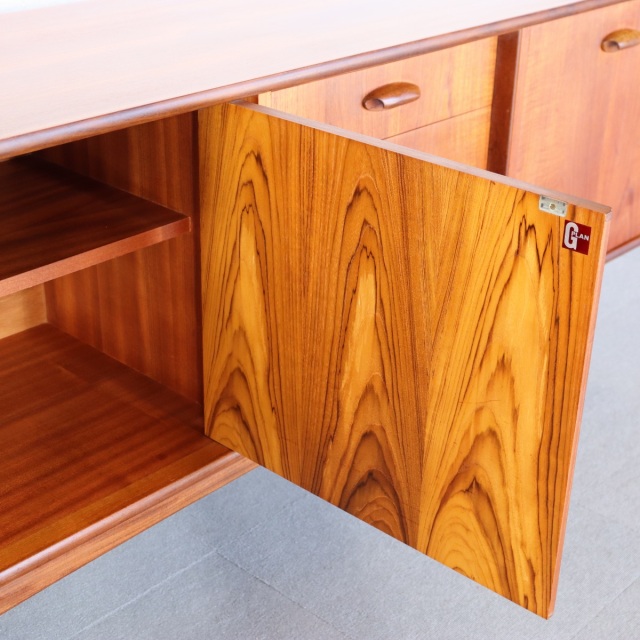 ジープランG-PLANのブラジリアシリーズのサイドボード。深みのあるチーク材の北欧ヴィンテージ。静かな存在感を放つ美しい佇まい。