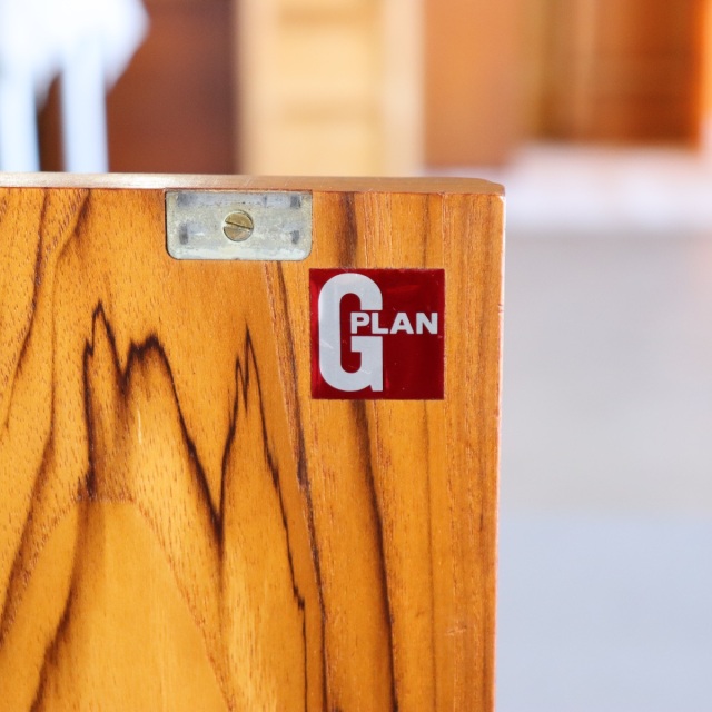 ジープランG-PLANのブラジリアシリーズのサイドボード。深みのあるチーク材の北欧ヴィンテージ。静かな存在感を放つ美しい佇まい。