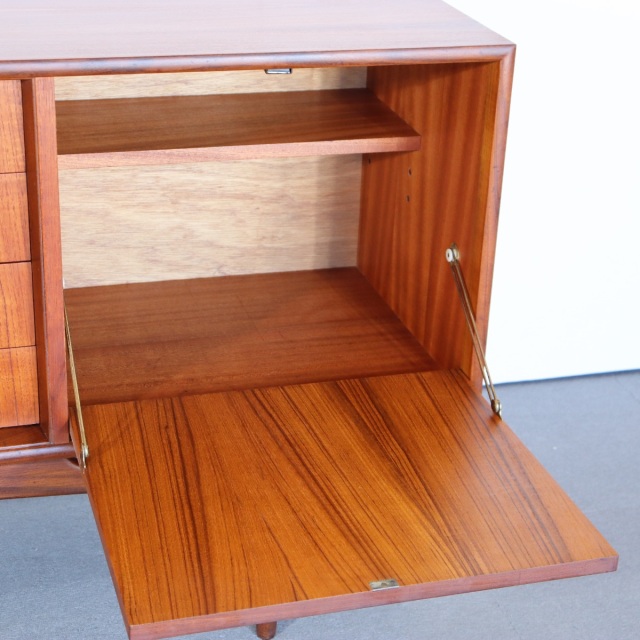 ジープランG-PLANのブラジリアシリーズのサイドボード。深みのあるチーク材の北欧ヴィンテージ。静かな存在感を放つ美しい佇まい。