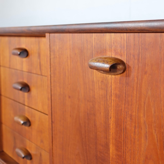 ジープランG-PLANのブラジリアシリーズのサイドボード。深みのあるチーク材の北欧ヴィンテージ。静かな存在感を放つ美しい佇まい。