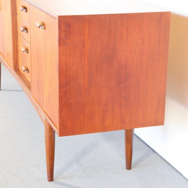 ジープランG-PLANのブラジリアシリーズのサイドボード。深みのあるチーク材の北欧ヴィンテージ。静かな存在感を放つ美しい佇まい。