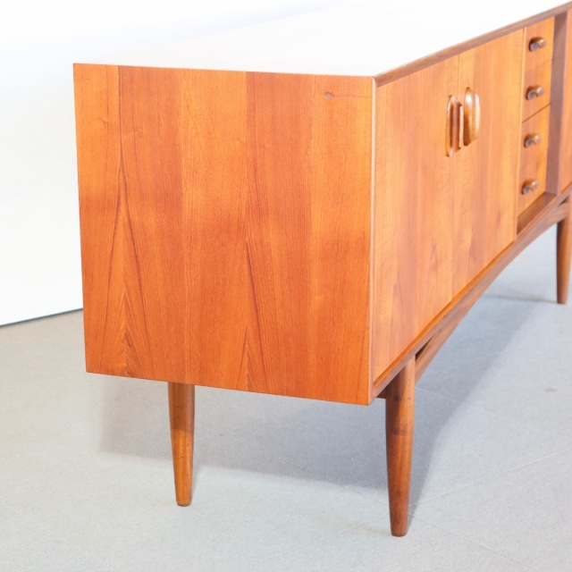 ジープランG-PLANのブラジリアシリーズのサイドボード。深みのあるチーク材の北欧ヴィンテージ。静かな存在感を放つ美しい佇まい。