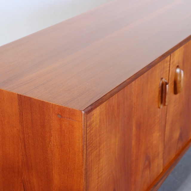 ジープランG-PLANのブラジリアシリーズのサイドボード。深みのあるチーク材の北欧ヴィンテージ。静かな存在感を放つ美しい佇まい。