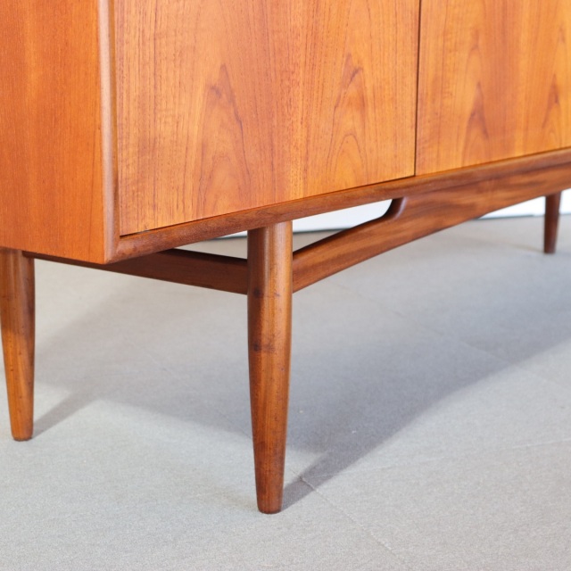 ジープランG-PLANのブラジリアシリーズのサイドボード。深みのあるチーク材の北欧ヴィンテージ。静かな存在感を放つ美しい佇まい。