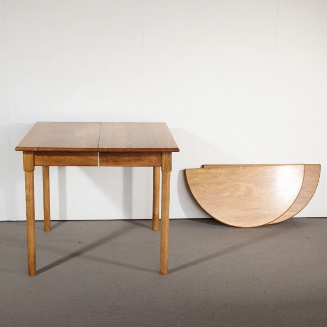 デンマーク製ダイニングテーブル。