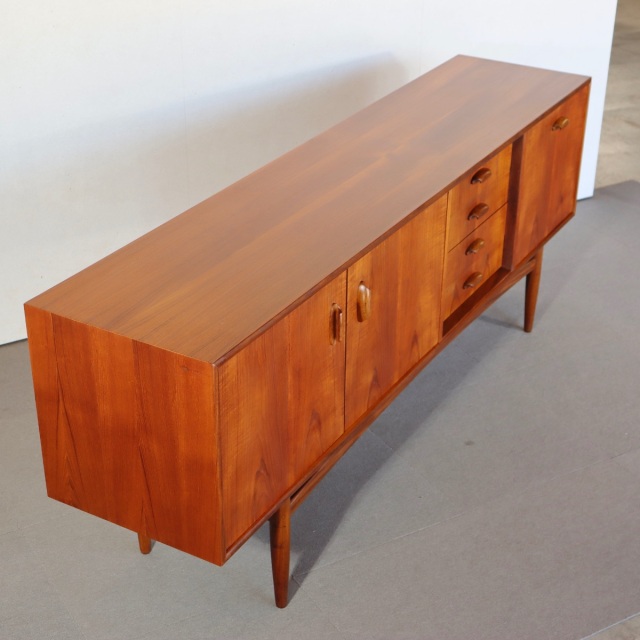 ジープランG-PLANのブラジリアシリーズのサイドボード。深みのあるチーク材の北欧ヴィンテージ。静かな存在感を放つ美しい佇まい。